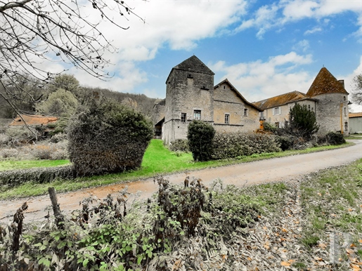 In Burgund, im Auxois, eine mittelalterliche Burg aus dem 15. Jahrhundert und ihr Bauernhof, der re