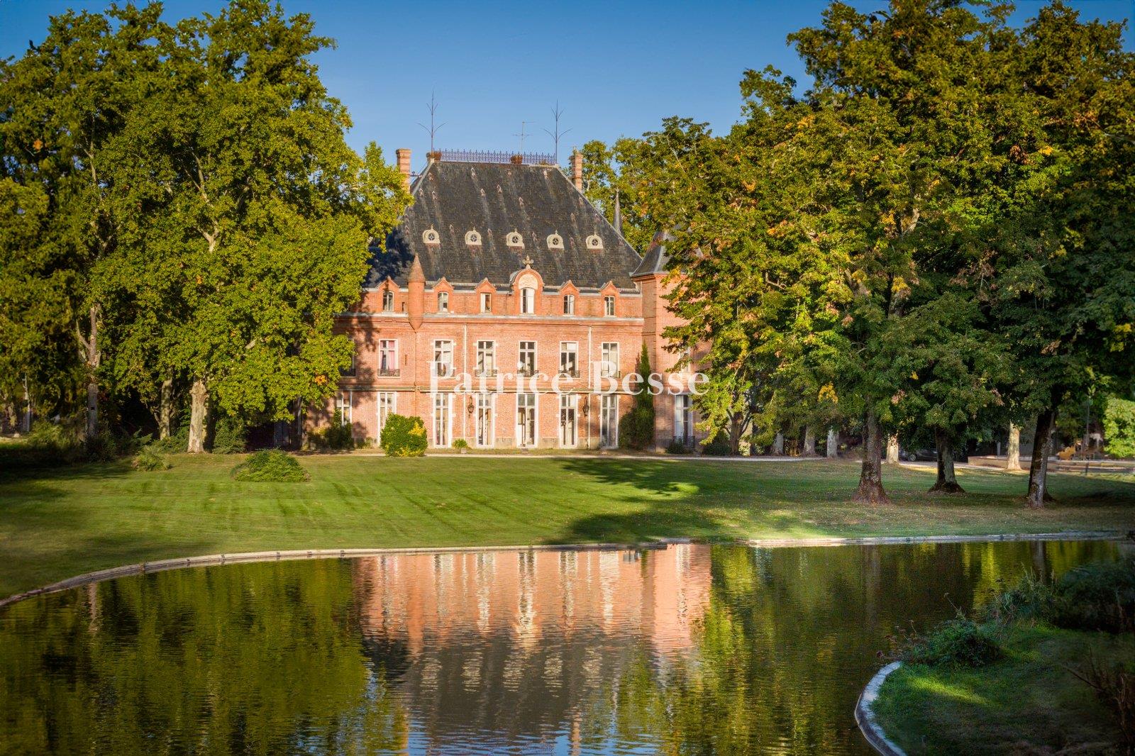 40 Minuten vom Stadtzentrum von Toulouse entfernt, ein elegantes Schloss aus dem 19. Jahrhundert, s