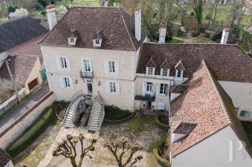 2 Stunden von Paris entfernt, in Burgund, steht ein stolzes Herrenhaus aus dem 18. Jahrhundert im H