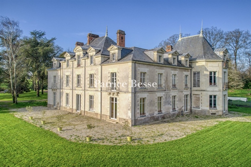Aux portes de Nantes, dans un parc clos de 2,5 ha un château du 19e s , sa chapelle et ses dépendanc