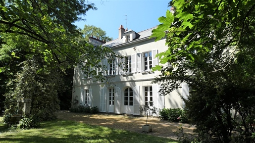Aux portes de Nantes, une maison noble du 18e s dans un parc arboré de 1,3 ha clos de murs.