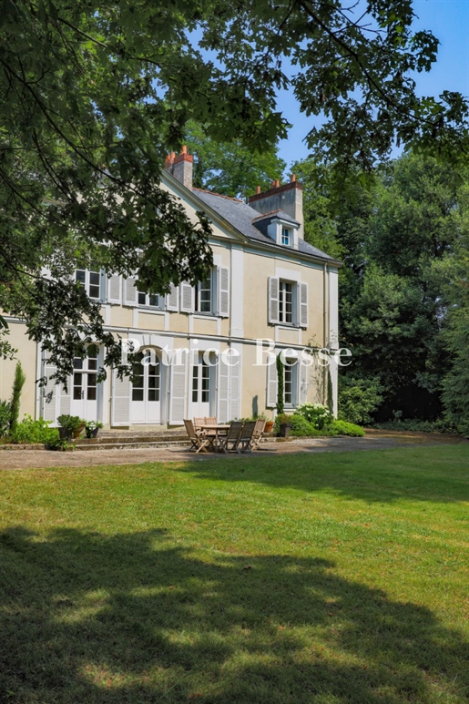 Am Stadtrand von Nantes, ein Adelshaus aus dem 18. Jahrhundert in einem bewaldeten Park von 1,3 Hek