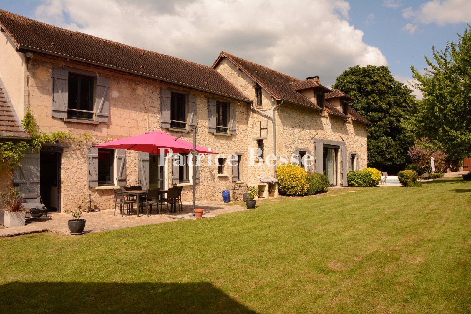 An 18th-century farmhouse, fully renovated, with its outbuildings, swimming pool and grounds of 2,00