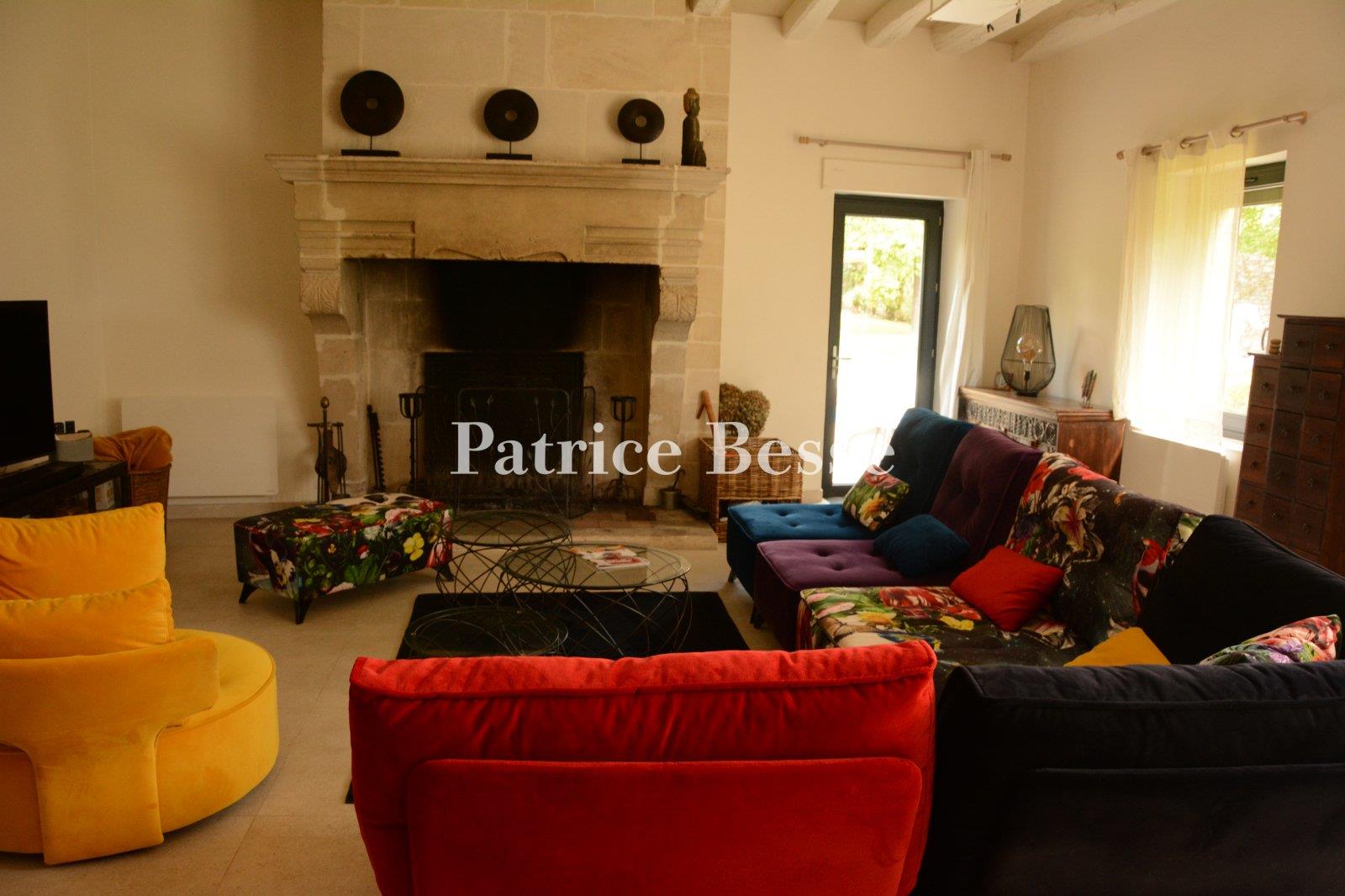An 18th-century farmhouse, fully renovated, with its outbuildings, swimming pool and grounds of 2,00
