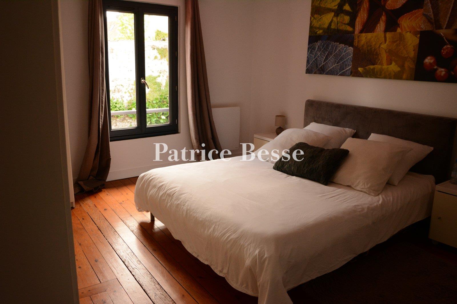 An 18th-century farmhouse, fully renovated, with its outbuildings, swimming pool and grounds of 2,00