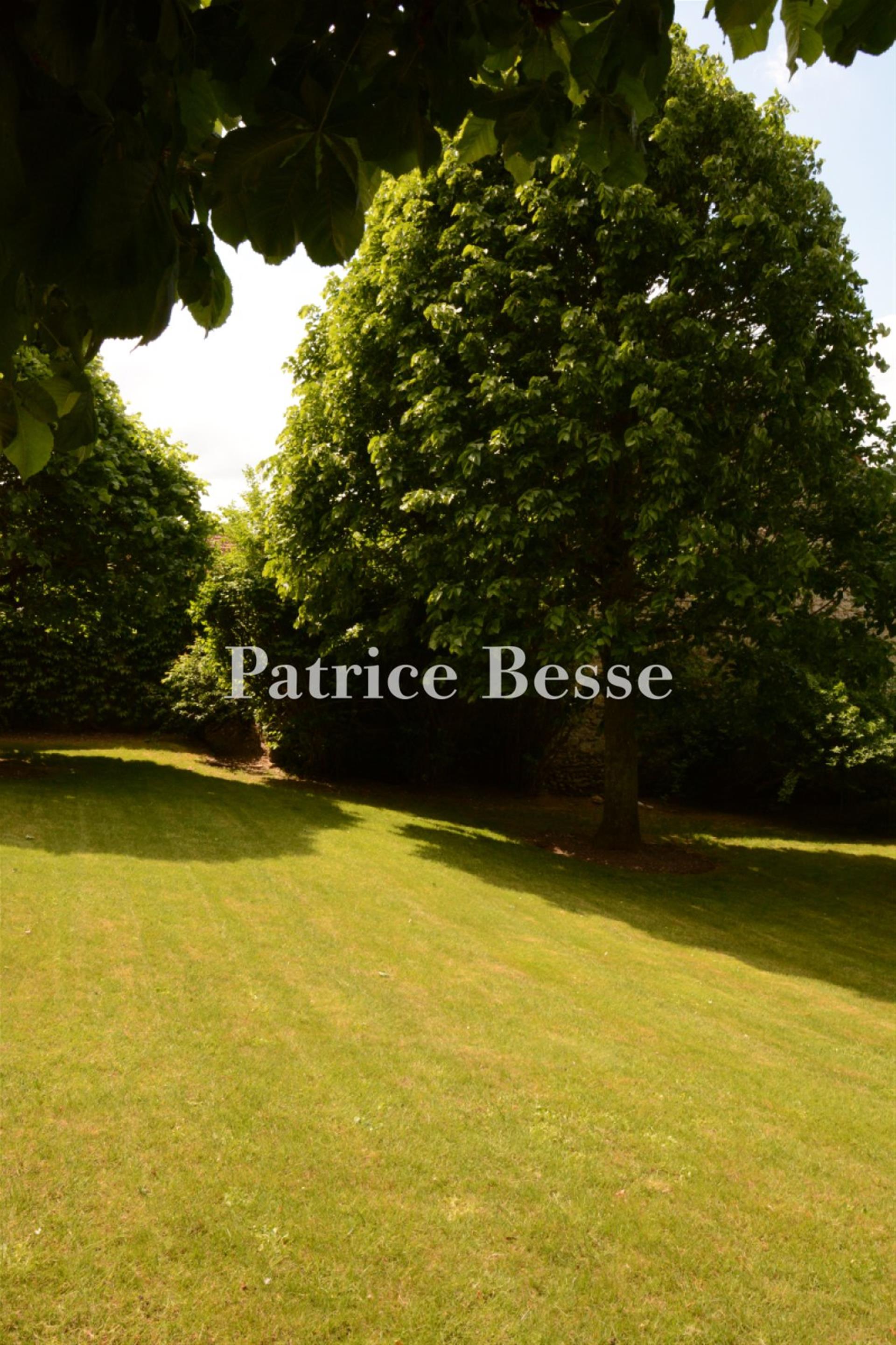 An 18th-century farmhouse, fully renovated, with its outbuildings, swimming pool and grounds of 2,00