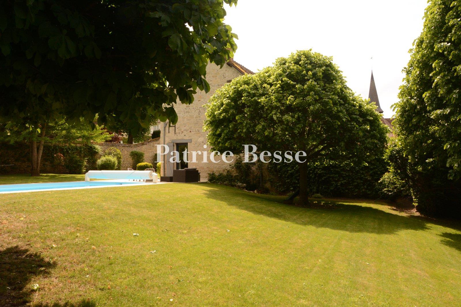 An 18th-century farmhouse, fully renovated, with its outbuildings, swimming pool and grounds of 2,00