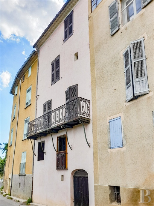 À Valensole, à l'entrée du parc naturel régional du Verdon, une maison de village du 18e s et sa ter