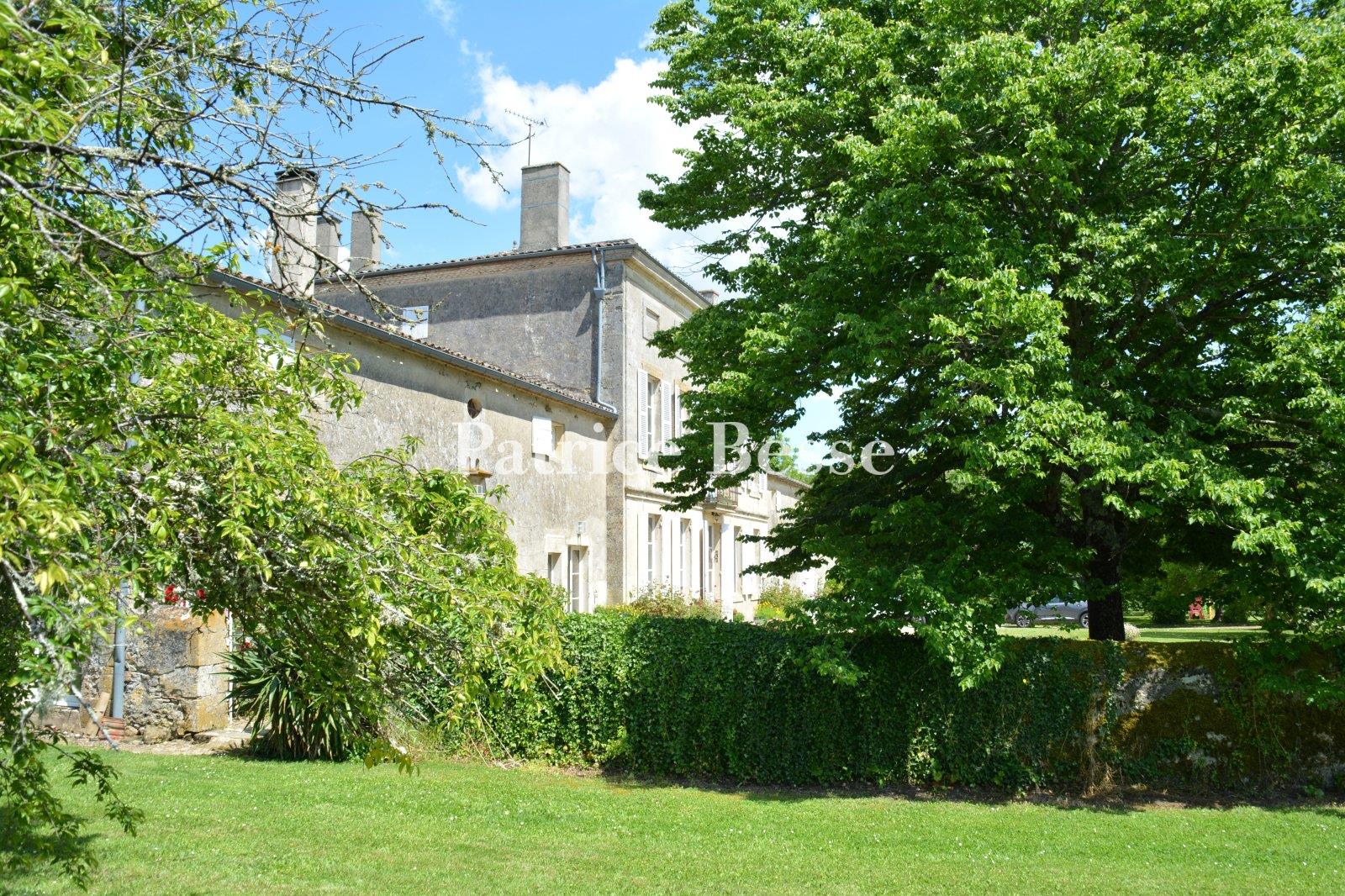 Au sud de Bordeaux, proche de Langon, une maison de maître girondine retouchée au 19e s , avec 10 ch