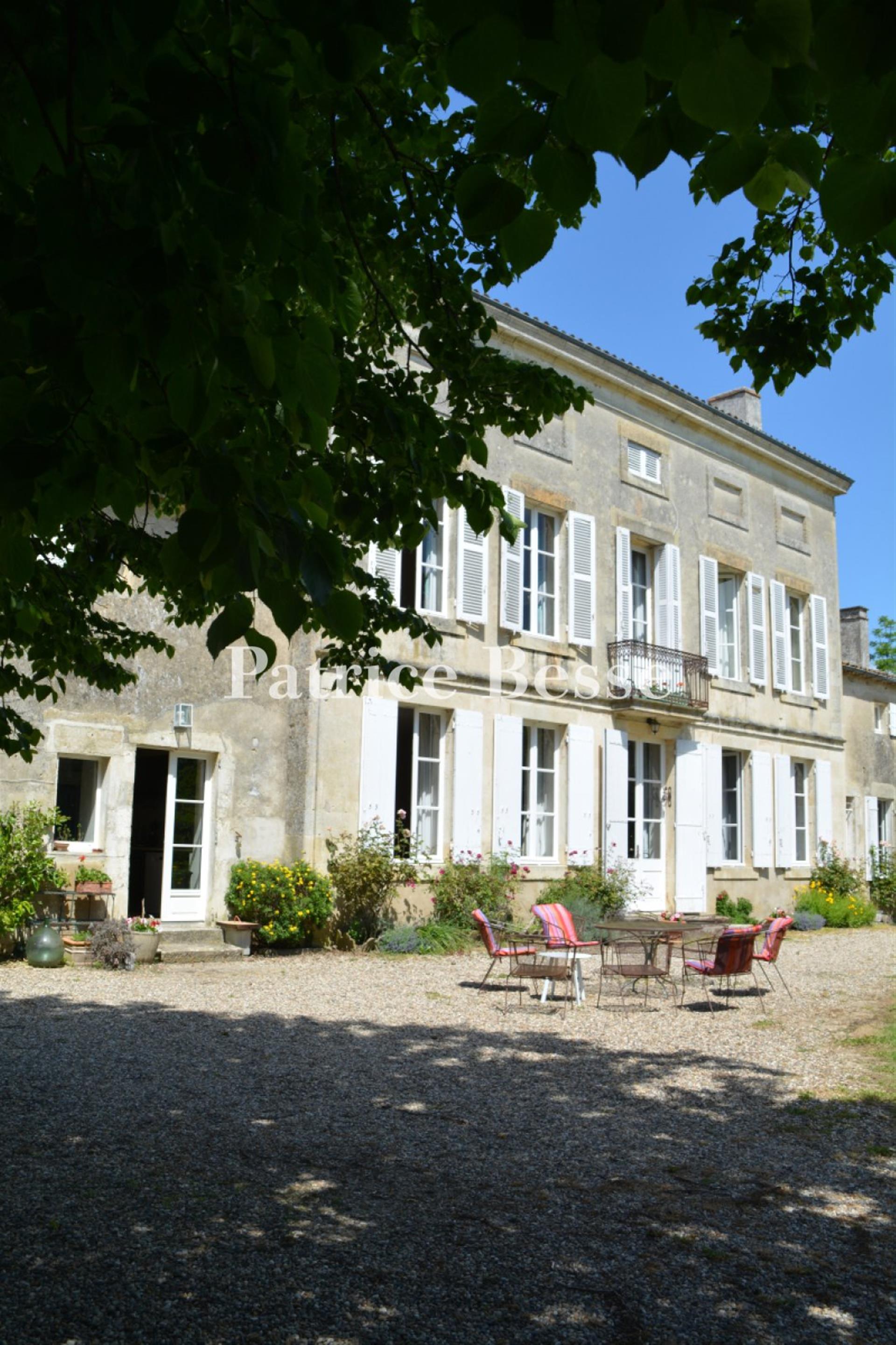 Au sud de Bordeaux, proche de Langon, une maison de maître girondine retouchée au 19e s , avec 10 ch