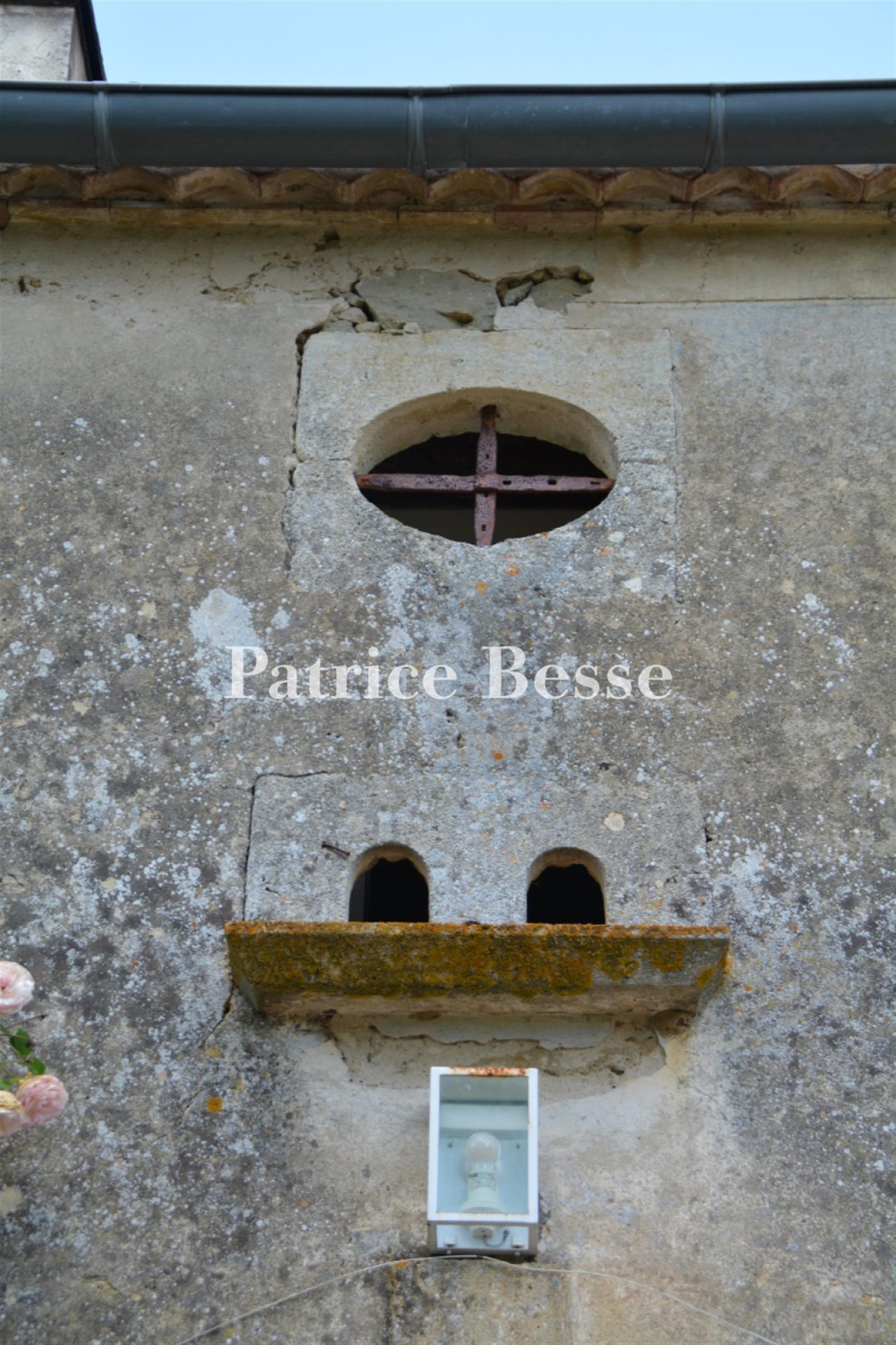 Au sud de Bordeaux, proche de Langon, une maison de maître girondine retouchée au 19e s , avec 10 ch