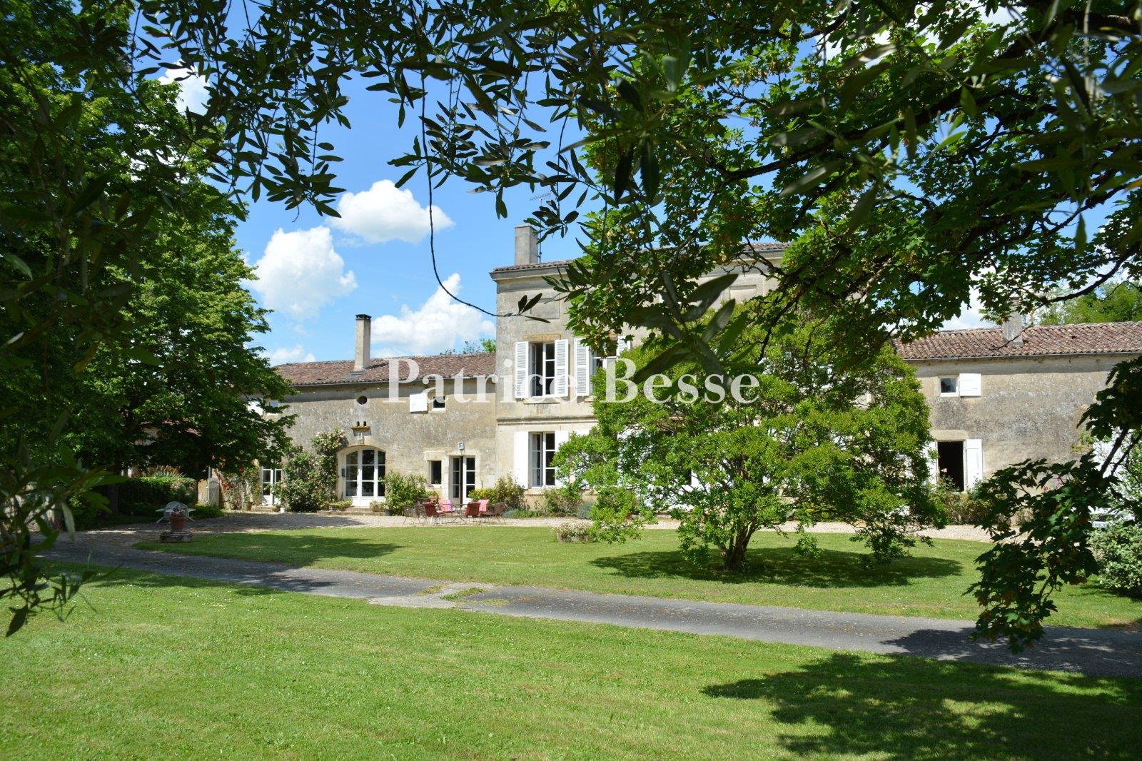 Au sud de Bordeaux, proche de Langon, une maison de maître girondine retouchée au 19e s , avec 10 ch