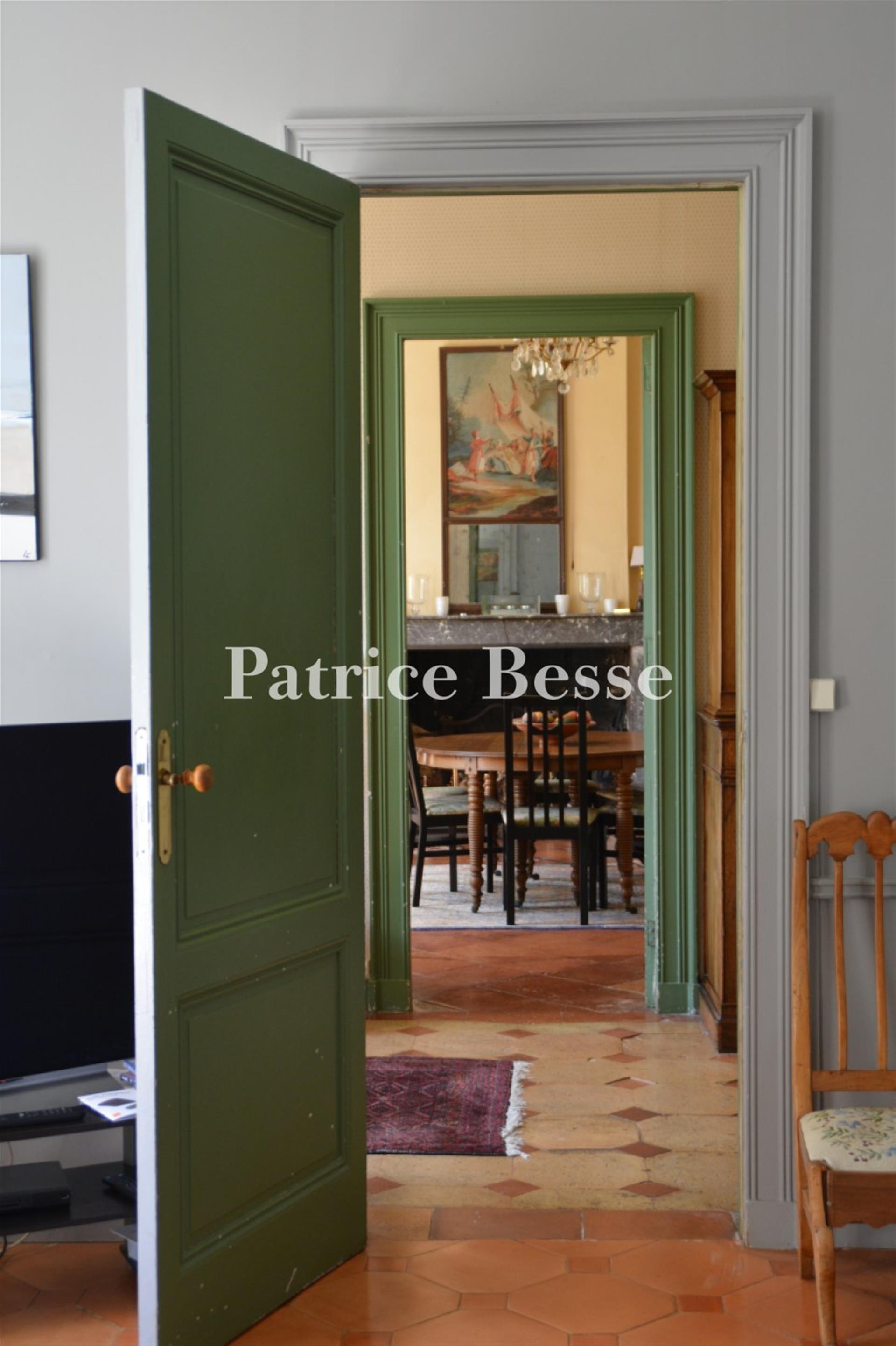 Au sud de Bordeaux, proche de Langon, une maison de maître girondine retouchée au 19e s , avec 10 ch
