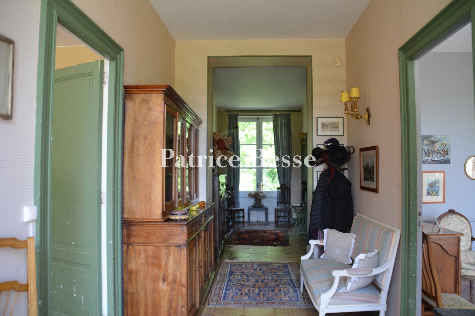 Au sud de Bordeaux, proche de Langon, une maison de maître girondine retouchée au 19e s , avec 10 ch