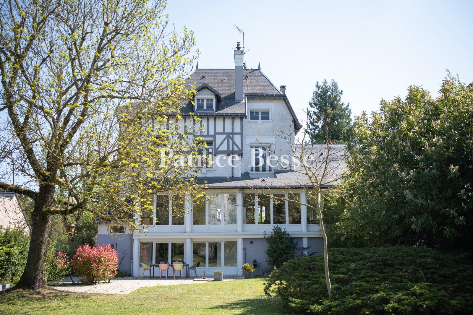 In Amiens, a fully restored 1930s manor house, with an approximately 2,000-m², tree-filled garden.