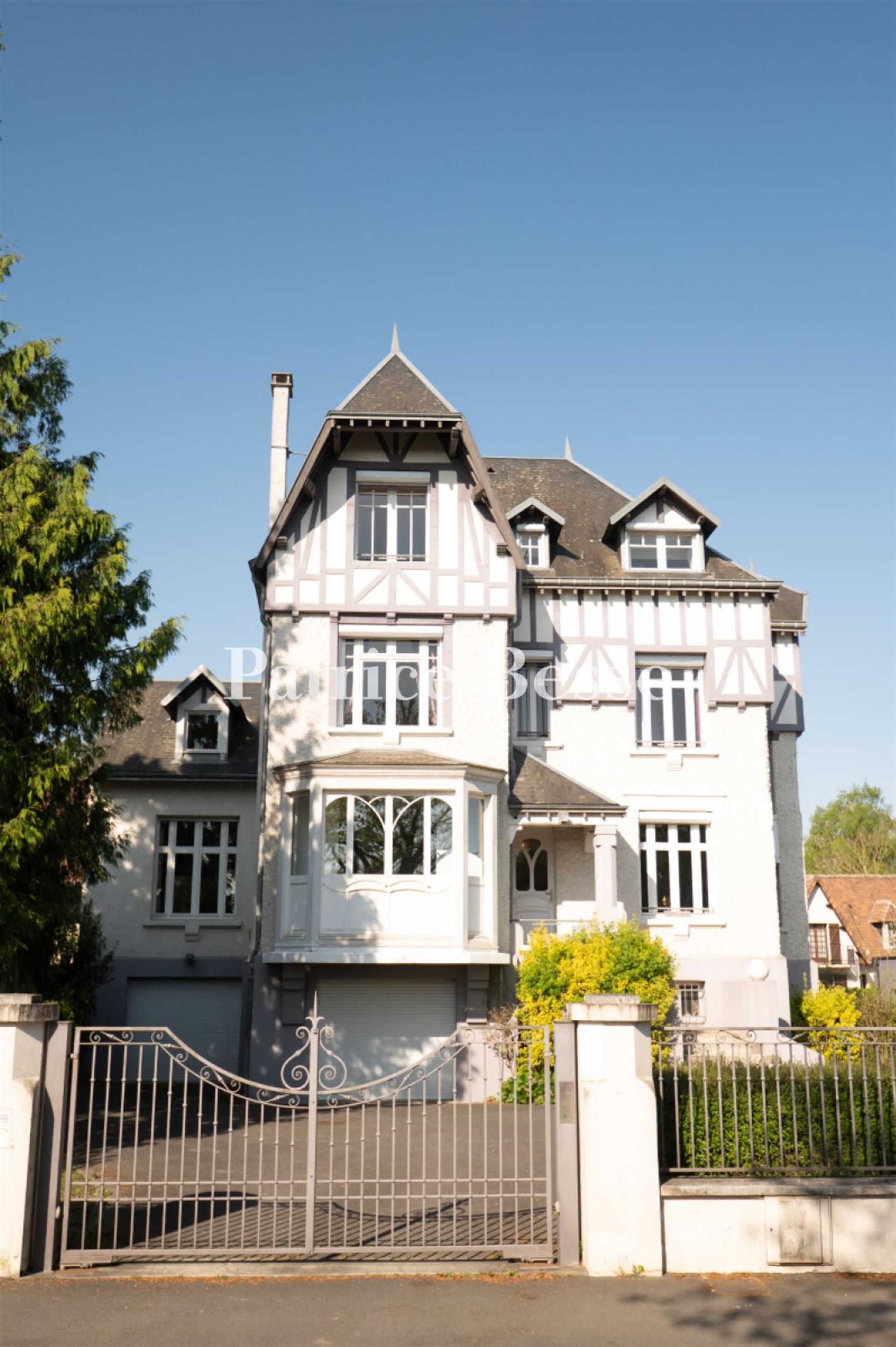 In Amiens, a fully restored 1930s manor house, with an approximately 2,000-m², tree-filled garden.