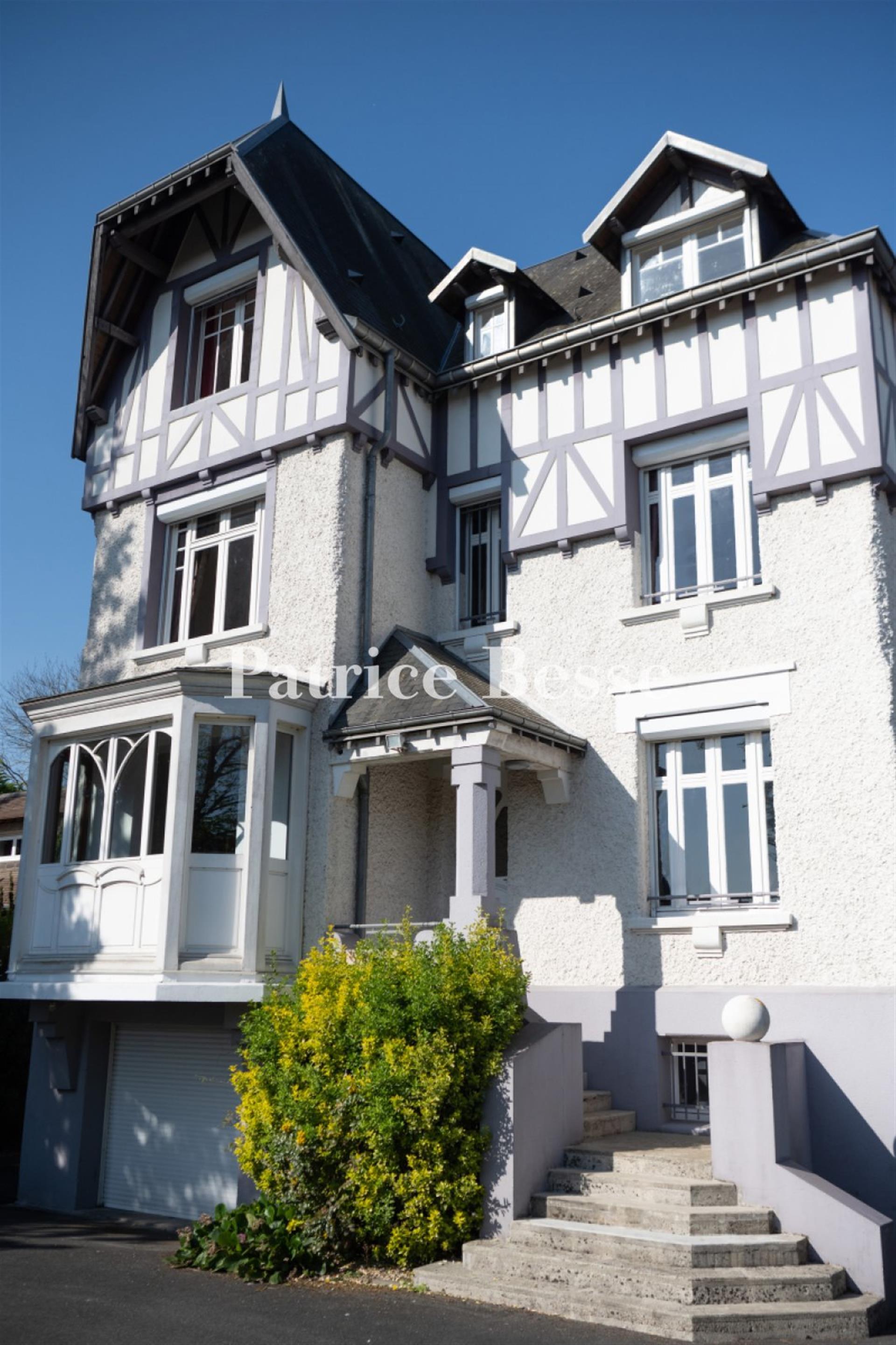 In Amiens, a fully restored 1930s manor house, with an approximately 2,000-m², tree-filled garden.