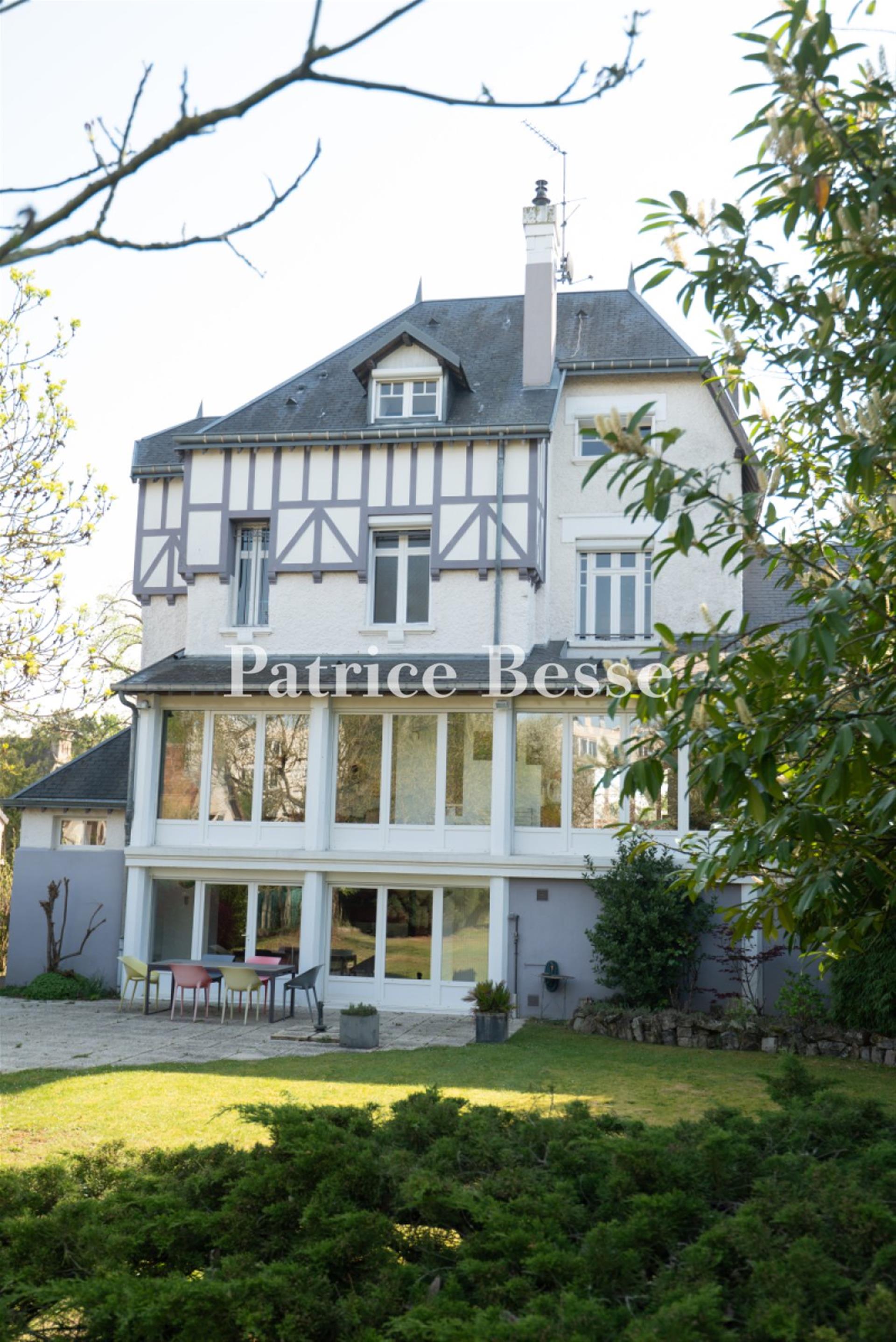 In Amiens, a fully restored 1930s manor house, with an approximately 2,000-m², tree-filled garden.