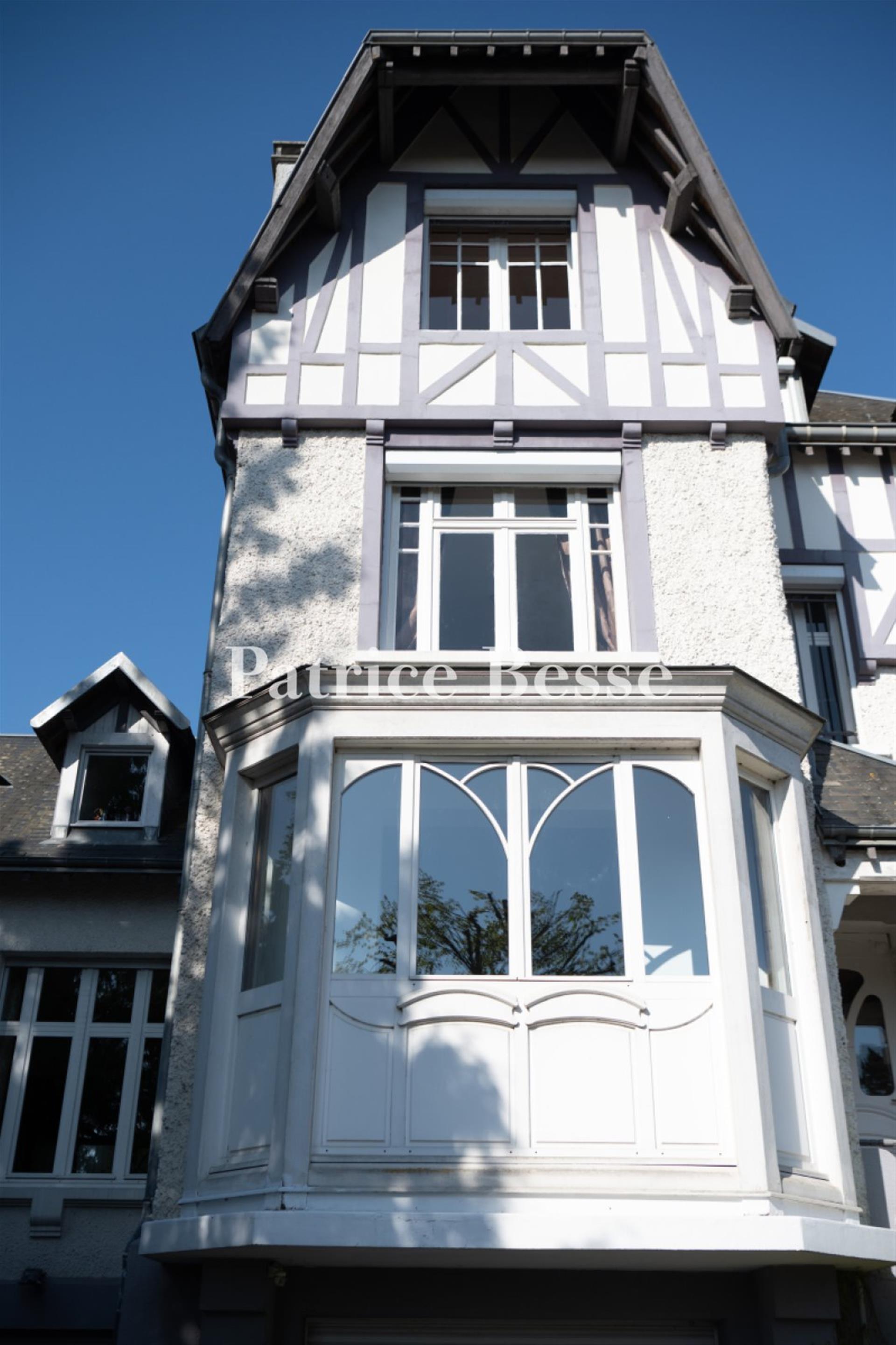 In Amiens, a fully restored 1930s manor house, with an approximately 2,000-m², tree-filled garden.