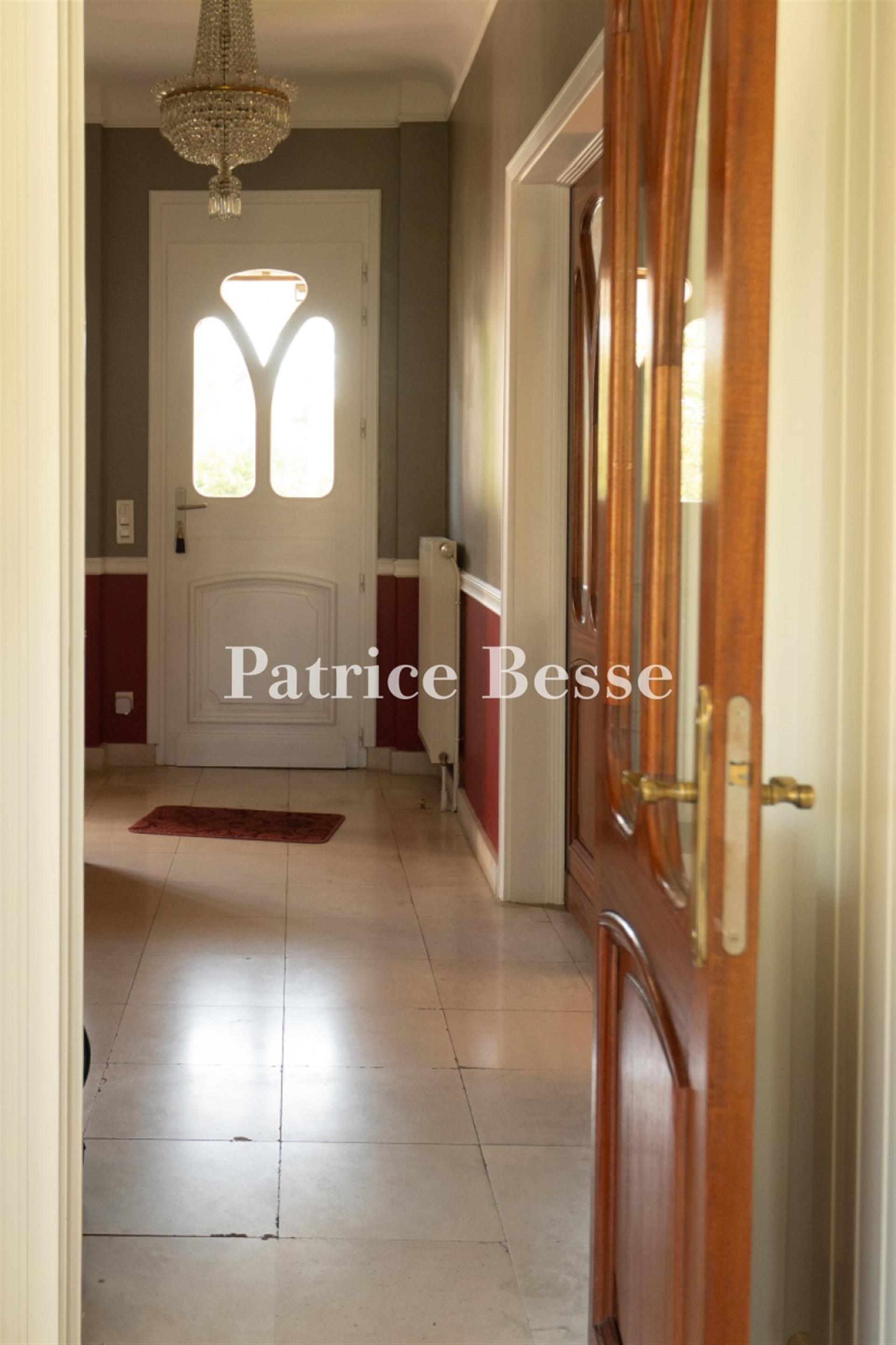 In Amiens, a fully restored 1930s manor house, with an approximately 2,000-m², tree-filled garden.