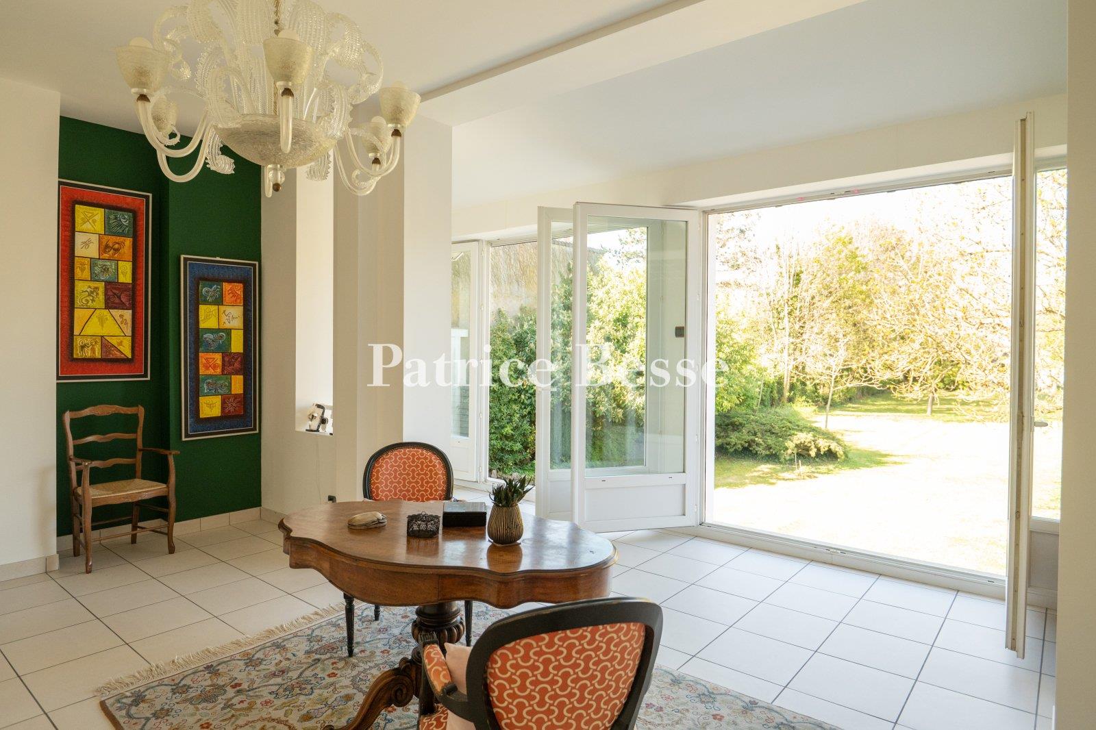 In Amiens, a fully restored 1930s manor house, with an approximately 2,000-m², tree-filled garden.