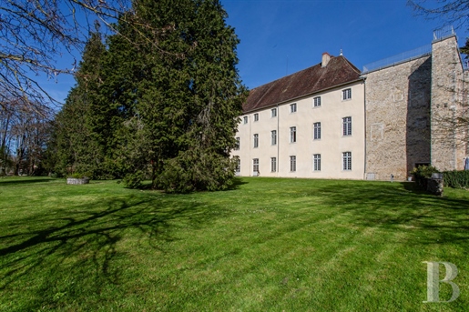 Dans l'Ain, entre Lyon et Genève, un appartement de 105 m² dans un château médiéval inscrit Mh agrém