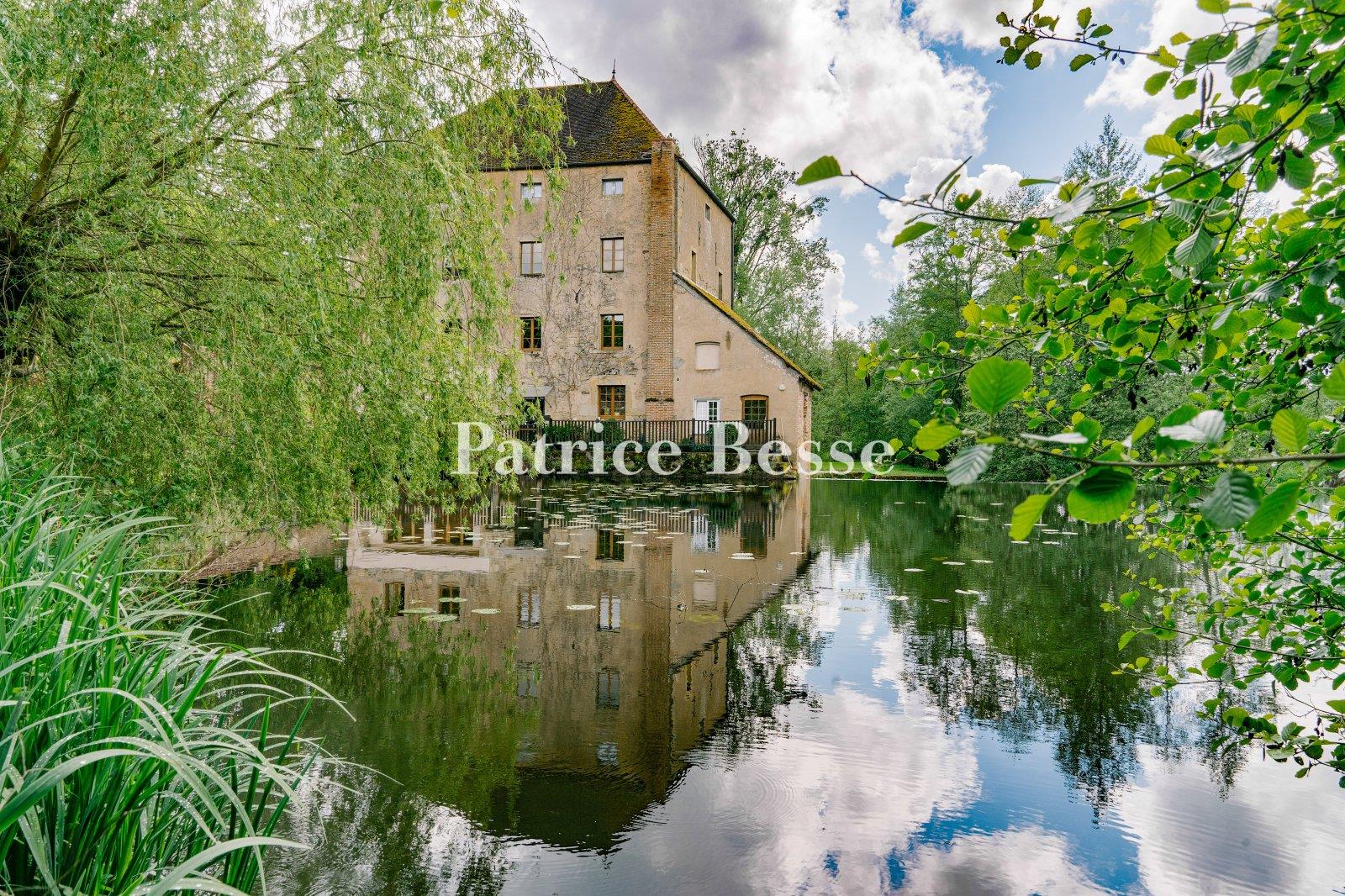 Au carrefour du Morvan et de l'Auxois, à proximité de Beaune et de Dijon, un moulin du 18e s , ses d