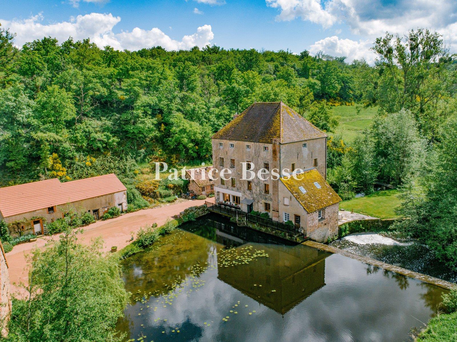 Au carrefour du Morvan et de l'Auxois, à proximité de Beaune et de Dijon, un moulin du 18e s , ses d