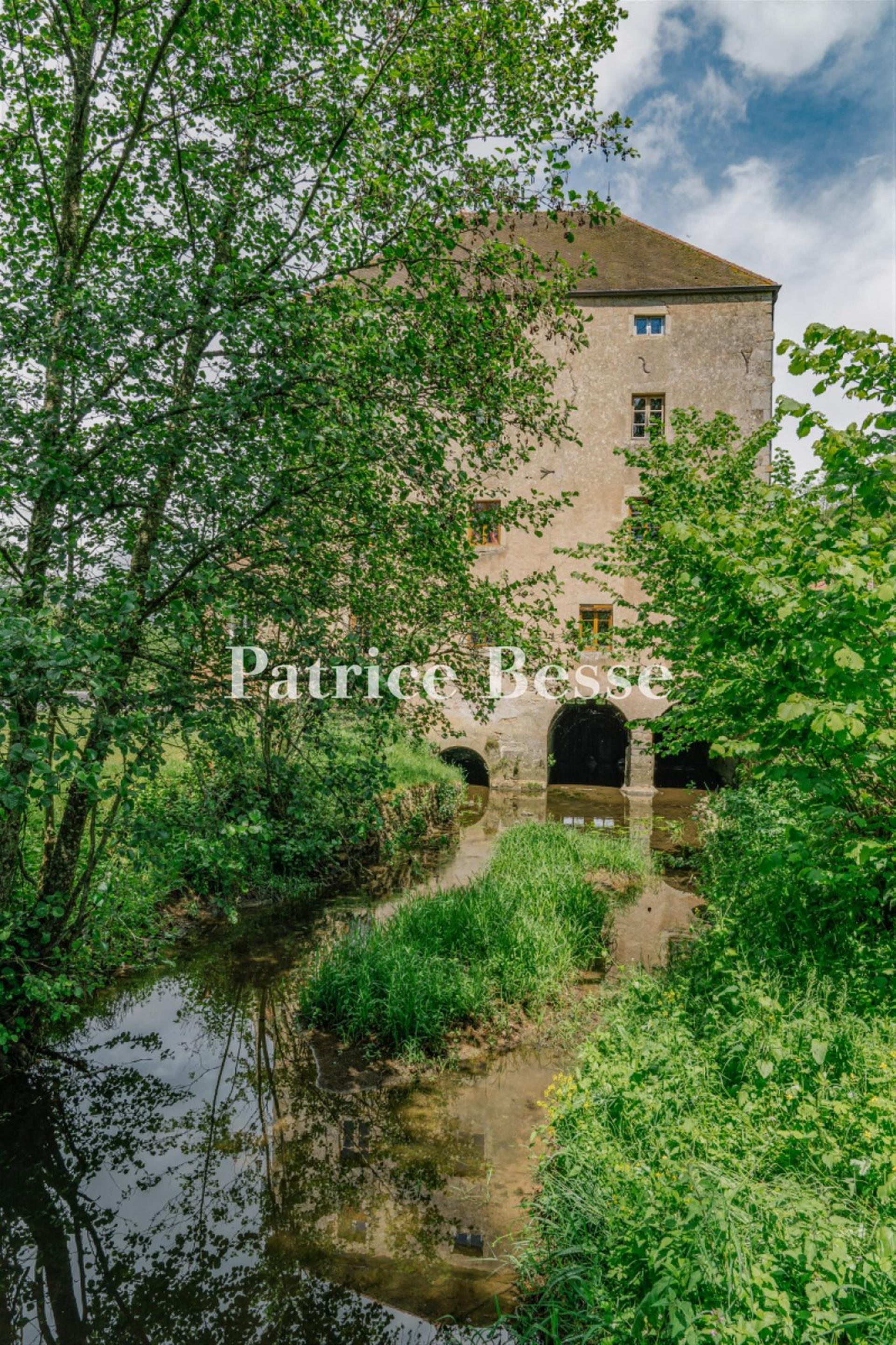 Au carrefour du Morvan et de l'Auxois, à proximité de Beaune et de Dijon, un moulin du 18e s , ses d