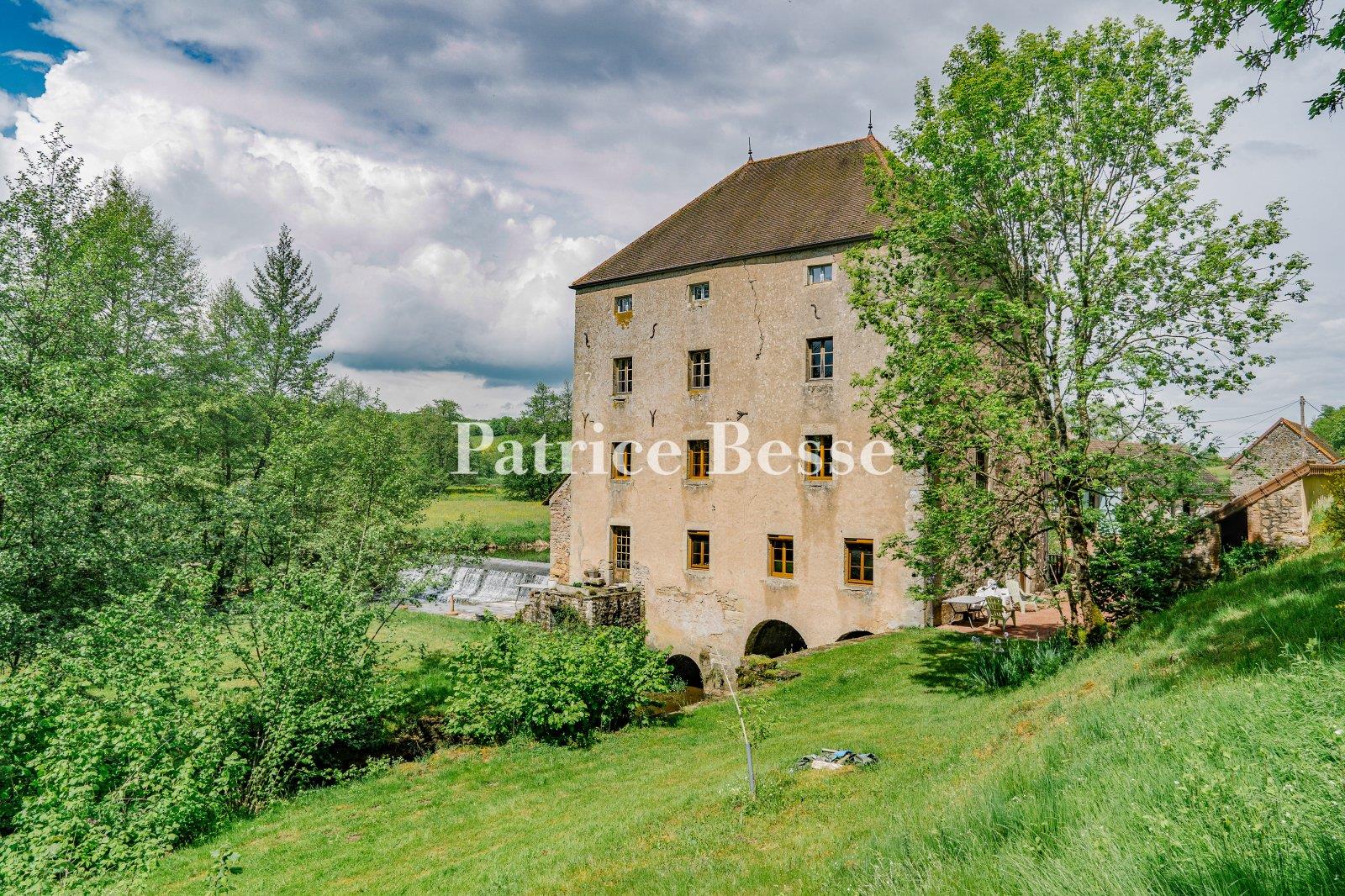 Au carrefour du Morvan et de l'Auxois, à proximité de Beaune et de Dijon, un moulin du 18e s , ses d