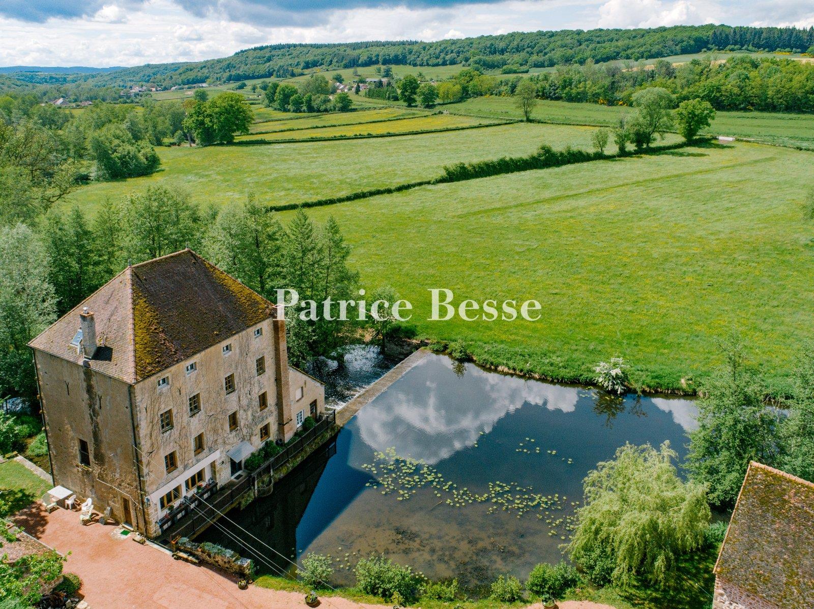 Au carrefour du Morvan et de l'Auxois, à proximité de Beaune et de Dijon, un moulin du 18e s , ses d