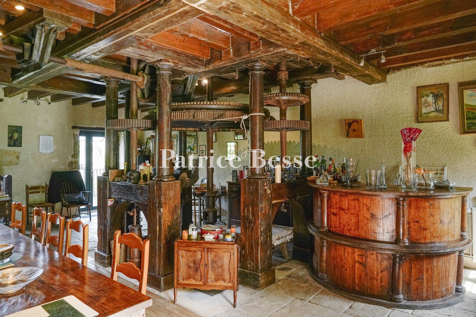 Au carrefour du Morvan et de l'Auxois, à proximité de Beaune et de Dijon, un moulin du 18e s , ses d