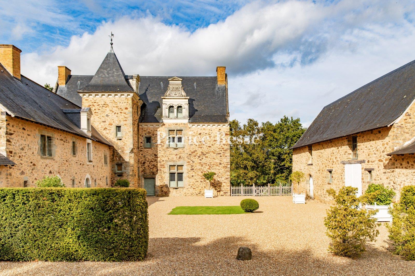 A Renaissance manor listed as a historical monument with a moat, outhouses and 20 hectares of ground