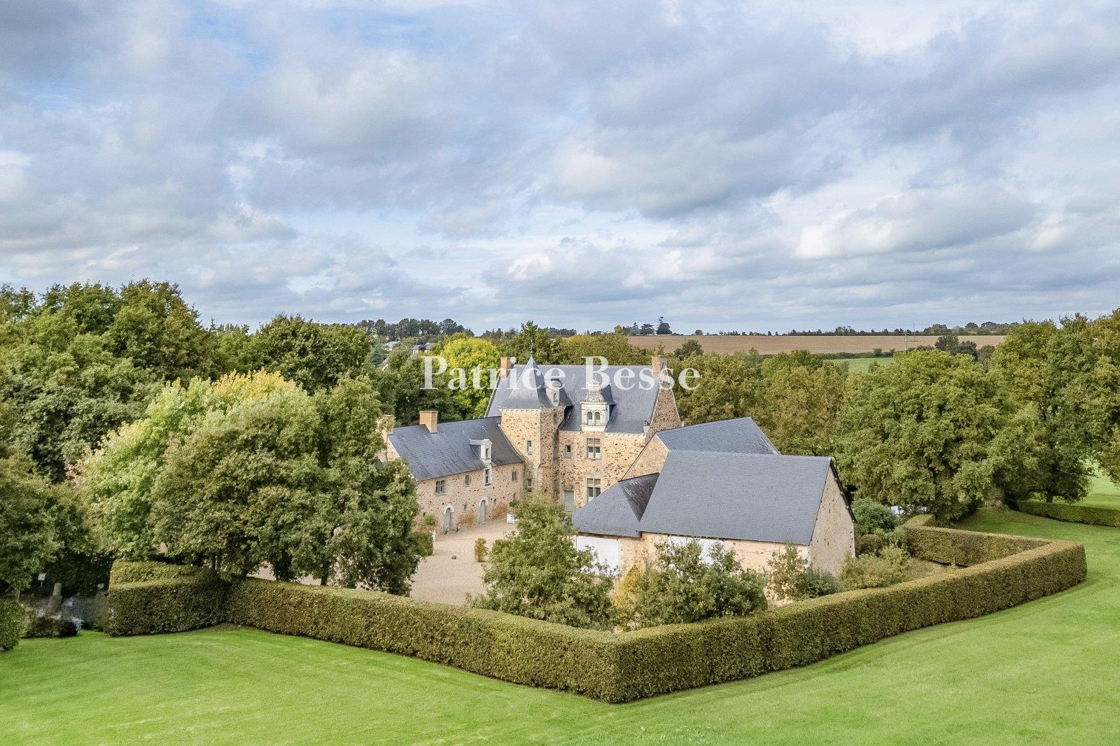 A Renaissance manor listed as a historical monument with a moat, outhouses and 20 hectares of ground