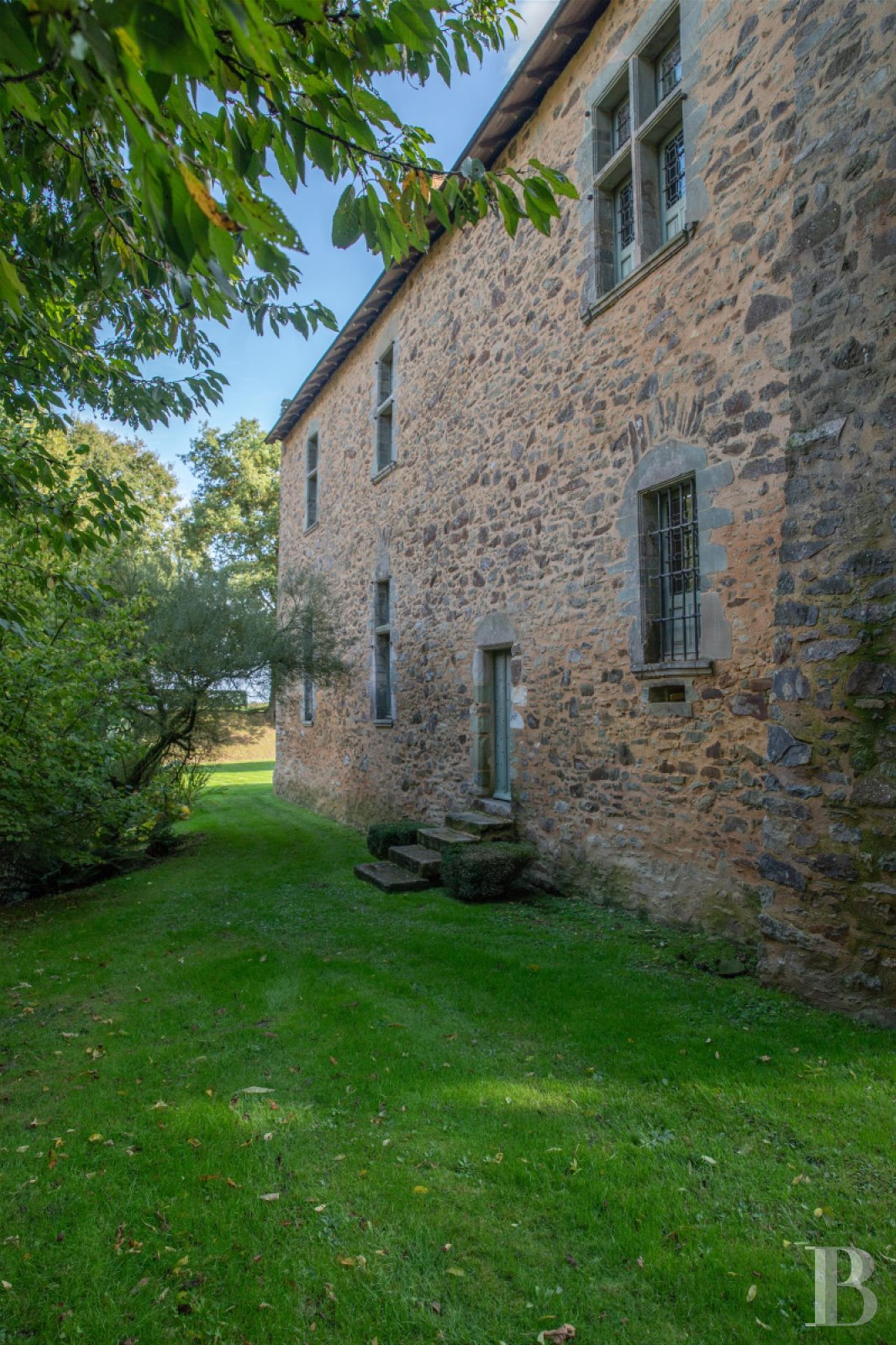 A Renaissance manor listed as a historical monument with a moat, outhouses and 20 hectares of ground