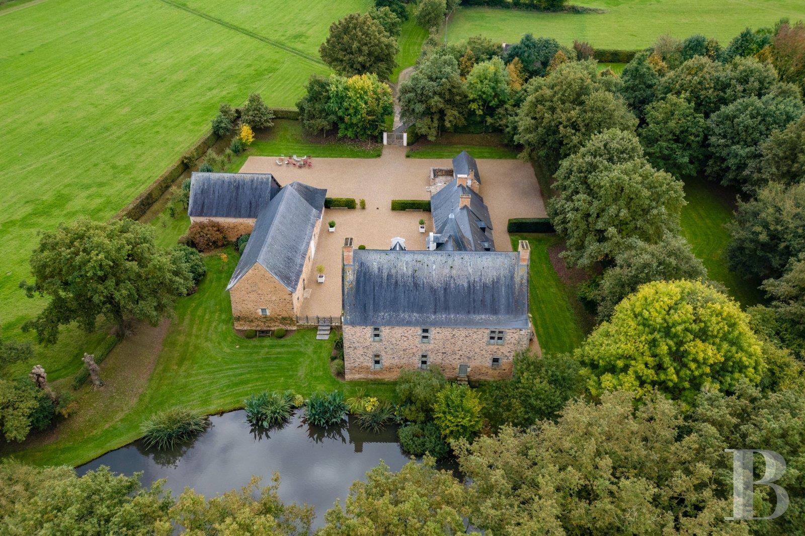 A Renaissance manor listed as a historical monument with a moat, outhouses and 20 hectares of ground