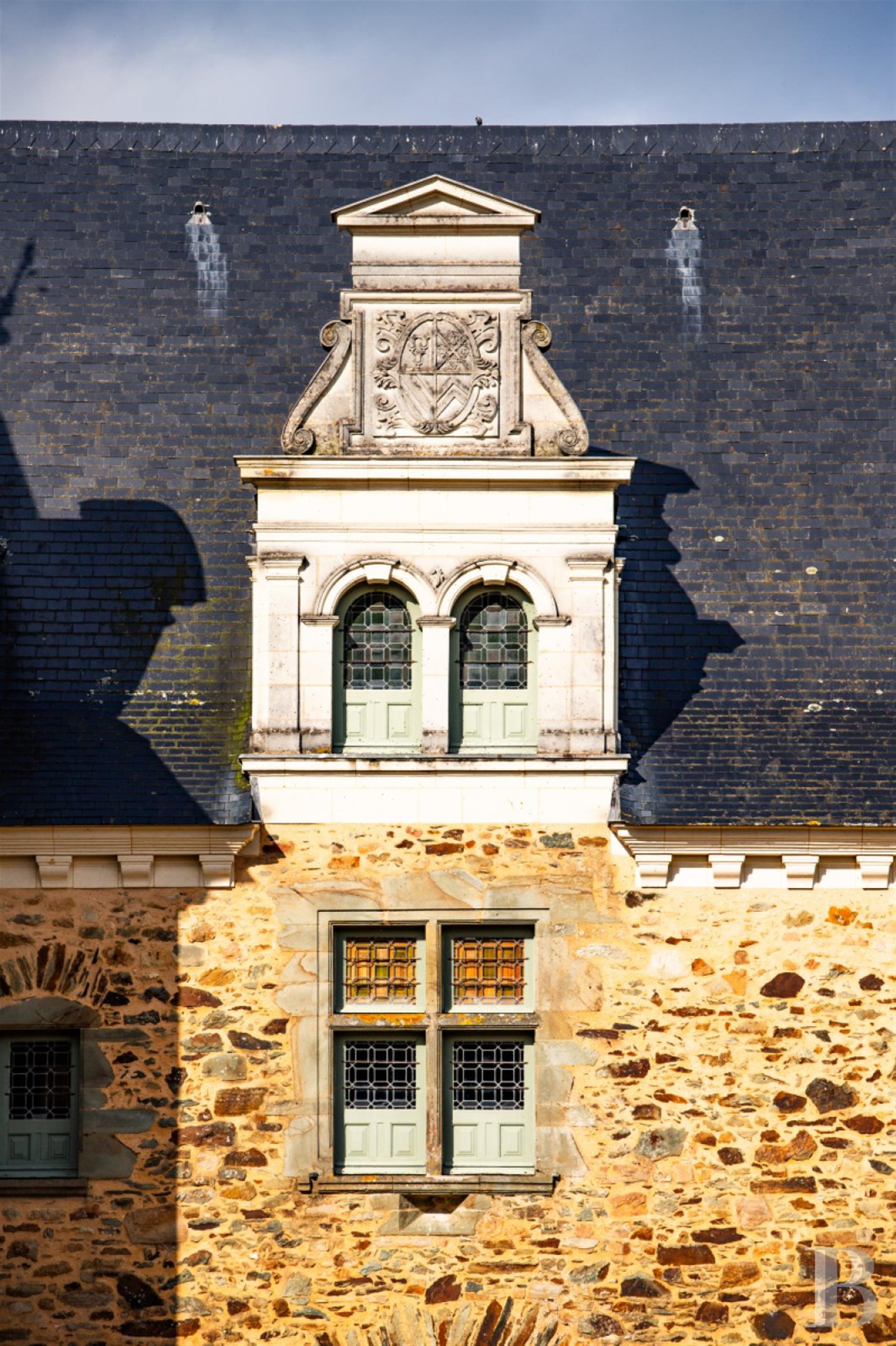A Renaissance manor listed as a historical monument with a moat, outhouses and 20 hectares of ground