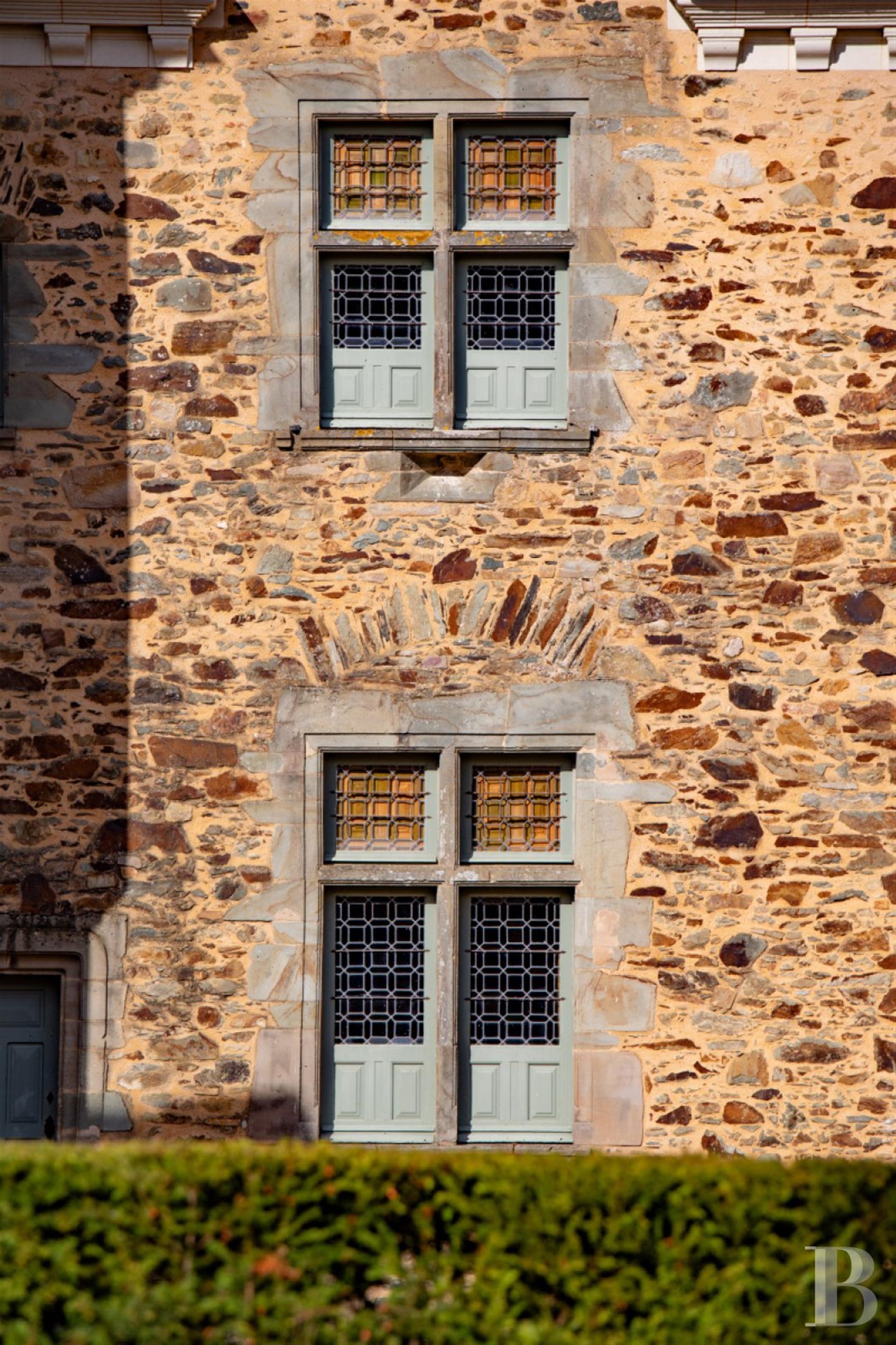 A Renaissance manor listed as a historical monument with a moat, outhouses and 20 hectares of ground