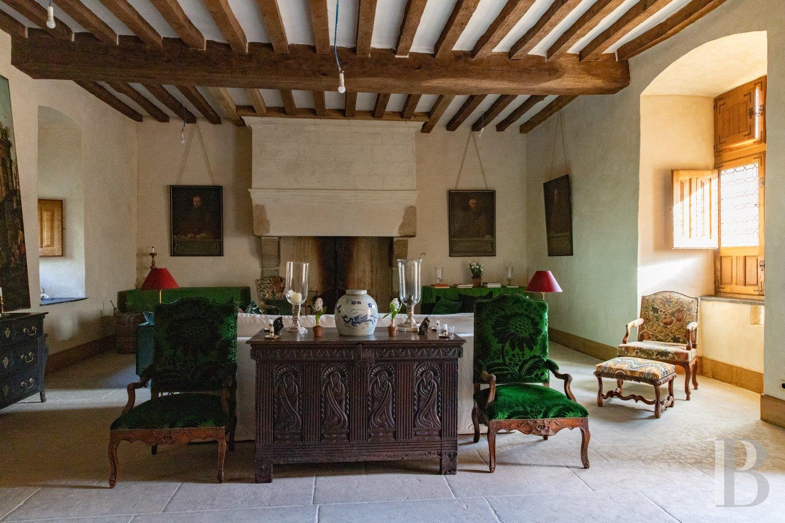 A Renaissance manor listed as a historical monument with a moat, outhouses and 20 hectares of ground