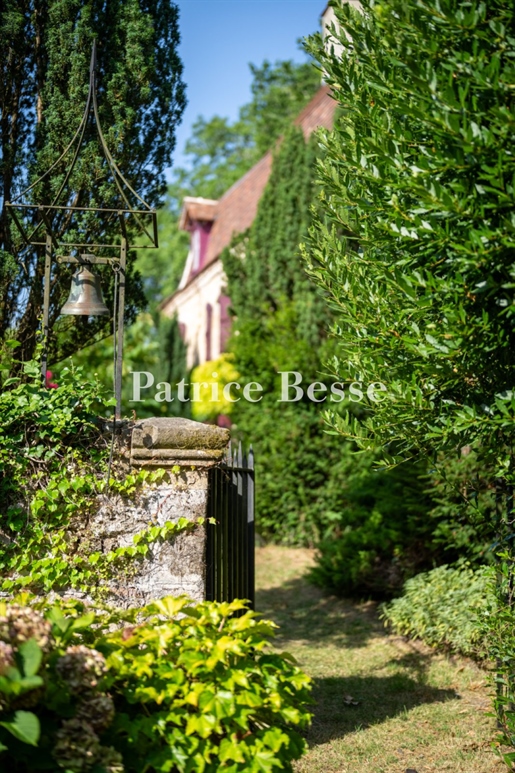 Tussen de Haut Quercy en de Corrèze, in de rust van een klein dorp, een 18e-eeuwse pastorie die als