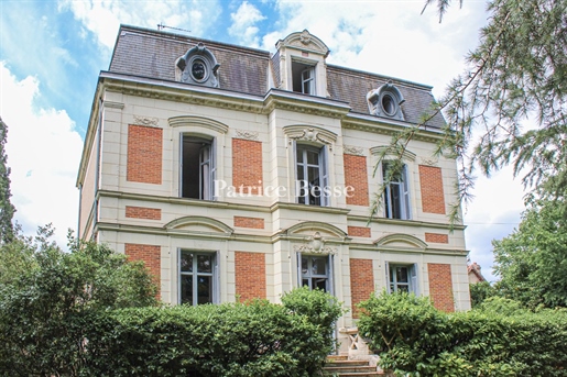 In a village, some 50 minutes from Tours, a 19th century, middle-class home and its 6,000 m² garden.
