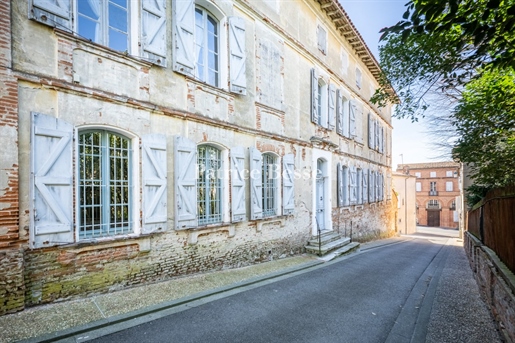 A large 18th century residence with separate guest house awaiting renovation, in the heart of a vill