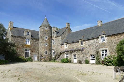 En Bretagne, entre Dinan et Lamballe, dans un domaine de plus de 6 hectares un manoir de la fin du 1