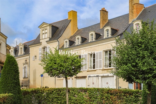 Dans une petite cité historique de l'Anjou, un hôtel particulier du 18e s avec jardin.
