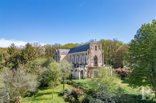 A renovated listed church and its 5,000 m² of grounds in a village 15 minutes from Poitiers.