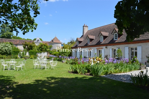 Dans le Loiret, une maison d'hôtes et son donjon du 12ème siècle dans un parc remarquable d'1 ha.