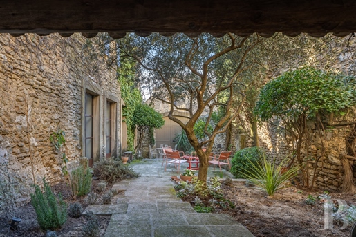 In het hart van een Provençaals dorp, een stenen huis met bijgebouw, binnenplaats en terras