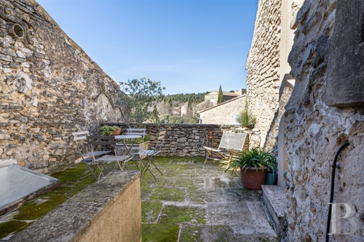 Au coeur du village de Cabrières-d'Avignon, une maison, sa dépendance, sa cour et sa terrasse tropéz