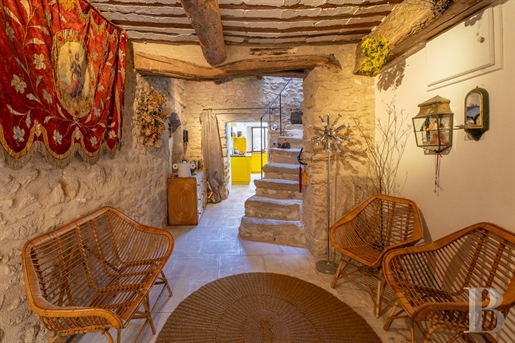 In het hart van een Provençaals dorp, een stenen huis met bijgebouw, binnenplaats en terras