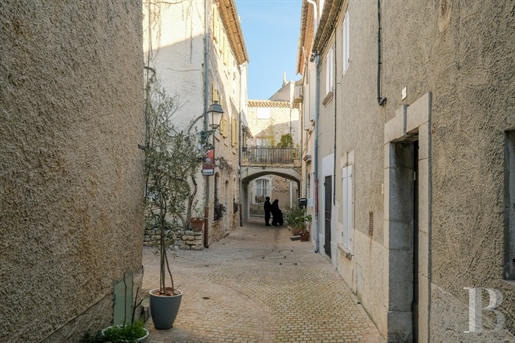 En Provence, dans le village du Castellet, une maison bourgeoise du 19e s d'environ 300 m², à restau